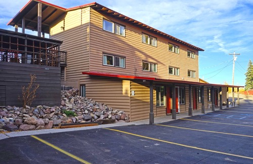 South Fork Apartment | 2 Bedroom-2 Doubles/1Double Sleep Number Bed