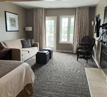 Oro-Medonte Apartment | 2 Bedroom - 4 bed Suite with Jacuzzi and 2 balconies