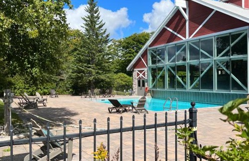 Oro-Medonte Apartment | 2 Bedroom - 4 bed Suite with Jacuzzi and 2 balconies