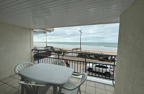 Les Sables d'Olonne Apartment | 2-bedroom apartment facing the sea with balcony and wifi
