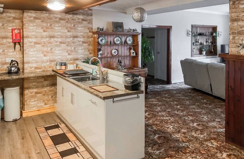 Ammanford Cottage | 2 bedroom accommodation in Bettws, near Swansea