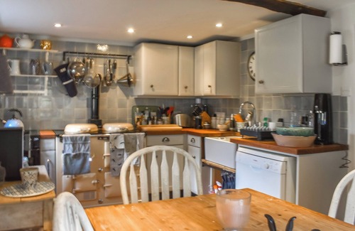 Tonbridge Cottage | 2 bedroom accommodation in Holmbury St Mary, near Dorking
