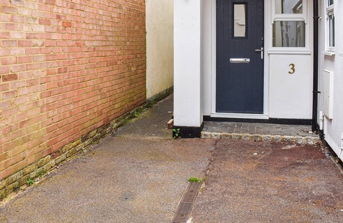 Weybridge Cabin | 2 bedroom accommodation in Weybridge