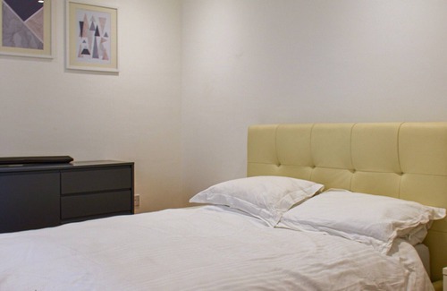 Weybridge Cabin | 2 bedroom accommodation in Weybridge