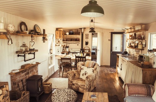 Newtown Cottage | 2 bedroom accommodation in Mochdre, near Newtown