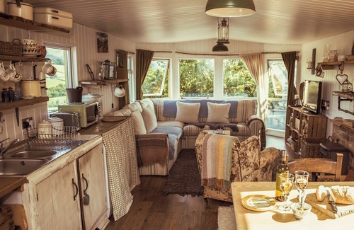 Newtown Cottage | 2 bedroom accommodation in Mochdre, near Newtown