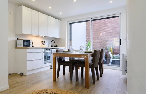 Marcq-en-Baroeul Apartment | 2 bedroom apartment w/courtyard at Croisé Laroche