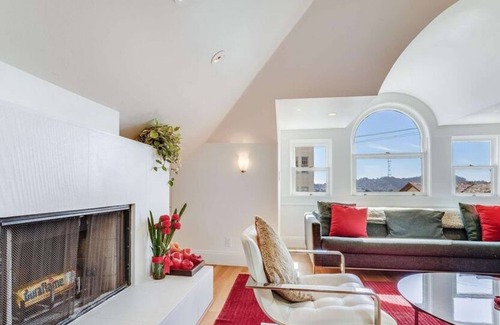 Pacific Heights Apartment | 2 Bedroom Apartment L-558043 by Houzlet
