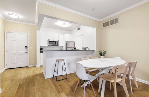 Valencia Apartment | 2-bedroom apartment in superb Santa Clarita with WiFi, AC, fitness room