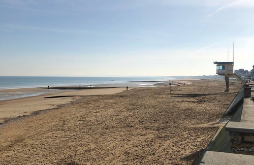 Lion-sur-Mer Apartment | 2 bedroom apartment - 50m from the sea - residence parking