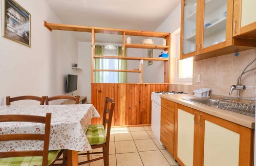 Nerezine Apartment | 2-Bedroom Apartment, 5-Guest Capacity with Private Parking