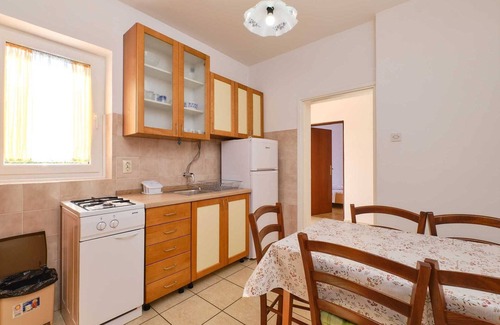 Nerezine Apartment | 2-Bedroom Apartment, 5-Guest Capacity with Private Parking