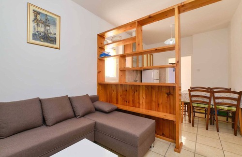 Nerezine Apartment | 2-Bedroom Apartment, 5-Guest Capacity with Private Parking