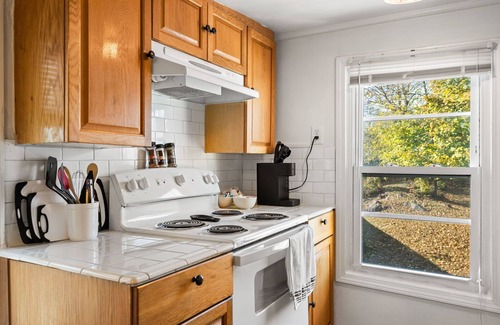 Beverly Apartment | 2 Bedroom Apartment Downtown Beverly~8 Mins to Salem~King Beds
