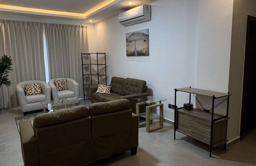 Accra Apartment | 2-bedroom apartment in Accra with fitness room and Rooftop pool at Loxwood House