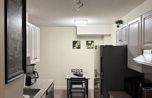 Connaught Apartment | 2 bedroom apartment in the heart of downtown Calgary with swimming pool