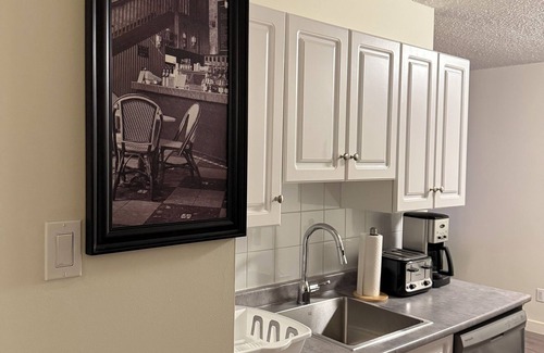 Connaught Apartment | 2 bedroom apartment in the heart of downtown Calgary with swimming pool