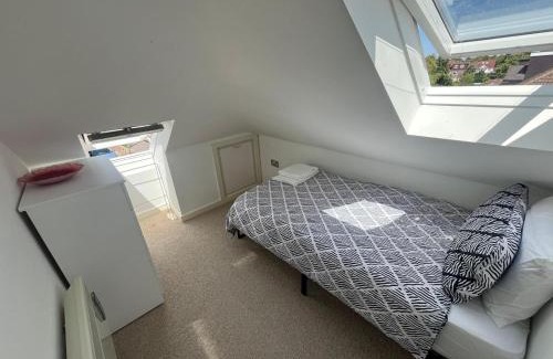 Headington Apartment | 2-bedroom apartment in Headington with free parking, walking distance to Oxford Hospitals & Brookes Uni