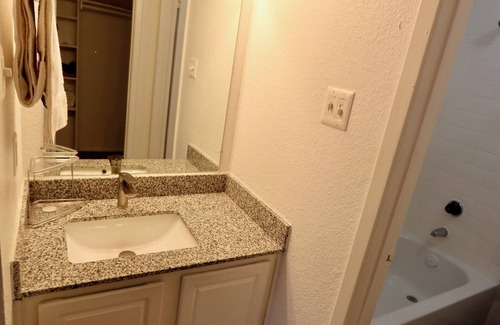 Texas Medical Center Apartment | 2-bedroom apartment in enjoyable Houston with WiFi, fitness room, AC