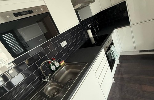Collier's Wood Apartment | 2-bedroom apartment in welcoming London with WiFi