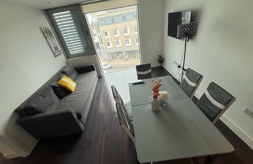 Collier's Wood Apartment | 2-bedroom apartment in welcoming London with WiFi