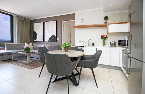 Greater Johannesburg Metropolitan Area Apartment | 2-Bedroom Apartment in centre of Sandton with Gym, Restaurant