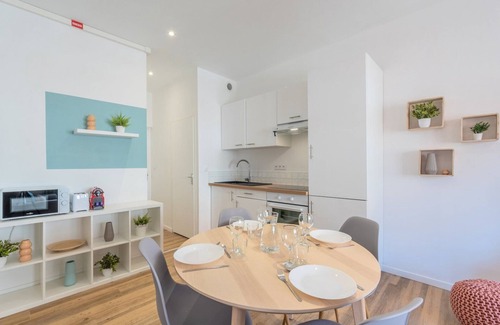 Roubaix Apartment | 2 bedroom apartment near tram, CHR + parking