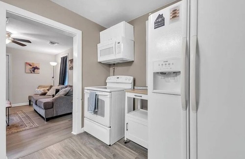 Portsmouth Apartment | 2-bedroom apartment in charming Portsmouth with AC, WiFi