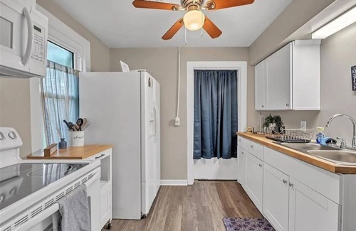 Portsmouth Apartment | 2-bedroom apartment in charming Portsmouth with AC, WiFi