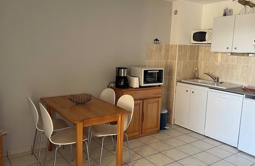 Carcans Plage Apartment | 2 bedroom apartment with terrace and garden 100m from the ocean beach shackles
