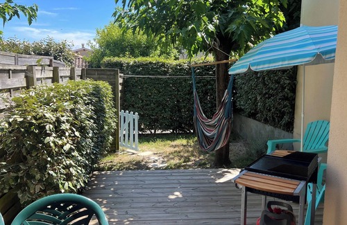 Carcans Plage Apartment | 2 bedroom apartment with terrace and garden 100m from the ocean beach shackles