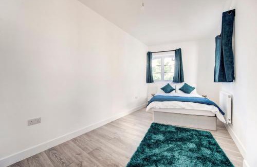 Coldharbour Apartment | 2 bedroom apartment with large rooms and Wi-Fi
