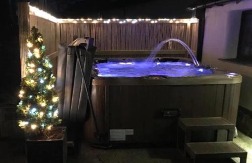 Broadwoodkelly House | 2 Bedroom Barn Sleeps 4 -Hot Tub -Barbeque
