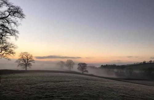 Broadwoodkelly House | 2 Bedroom Barn Sleeps 4 -Hot Tub -Barbeque