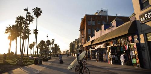 Venice Apartment | 2 Bedroom Beach apartment home on Venice Beach with free parking