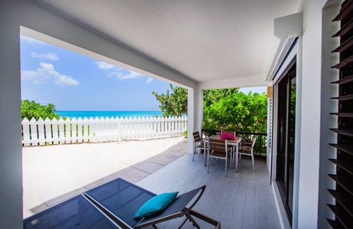 Runaway Bay Apartment | 2 Bedroom Beachfront Apartment Ground Floor