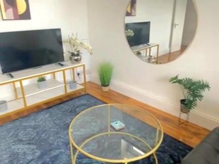 Tower Hamlets Apartment | 2 bedroom - Breath taking Views Canary Warf - Zone 2 Mile End