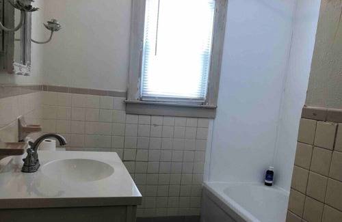 South Charleston Apartment | 2 bedroom budget - 2 comfortable Queen beds -WiFi