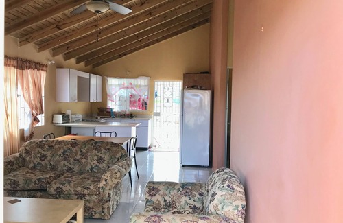 Rhyne Park Village House | 2 Bedroom Bungalow is conveniently located just 20 minutes from the Airport.
