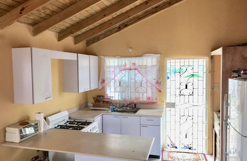 Rhyne Park Village House | 2 Bedroom Bungalow is conveniently located just 20 minutes from the Airport.