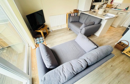 Seaview House | 2 Bedroom Bungalow SV58, Seaview, Isle of Wight, Dog Friendly, free wifi