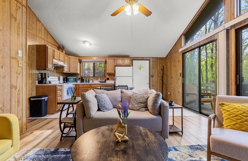 The Woods Cabin | 2-Bedroom cabin Hot tub Fireplace PS5
