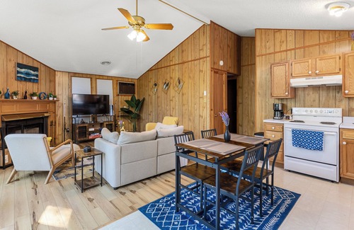 The Woods Cabin | 2-Bedroom cabin Hot tub Fireplace PS5