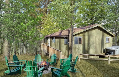 The Woods Cabin | 2-Bedroom cabin Hot tub Fireplace PS5