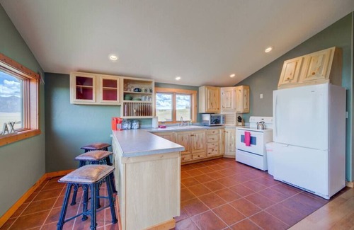 Cameron House | 2-bedroom cabin with views of the Madison River!