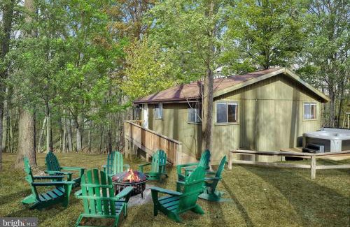 The Woods House | 2-bedroom cabin, with a Fireplace, PS5, BBQ, fitness room, and a private hot tub