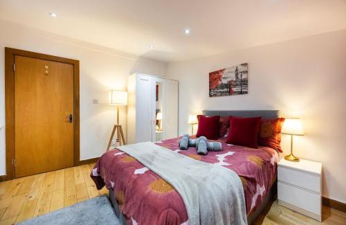 West Kensington Apartment | 2 Bedroom Charming & Magnificent Flat