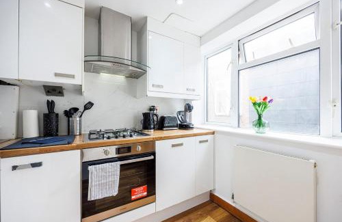 West Kensington Apartment | 2 Bedroom Charming & Magnificent Flat