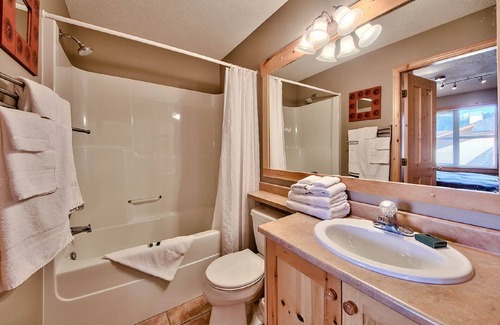 Sun Peaks Condo | 2 Bedroom, close to village and lifts, Quiet location, Parking and Hot Tub!