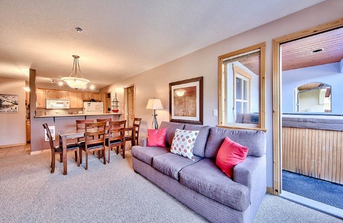 Sun Peaks Condo | 2 Bedroom, close to village and lifts, Quiet location, Parking and Hot Tub!